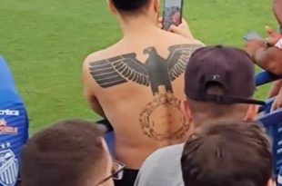 Homem é flagrado com tatuagem nazista em jogo; clube repudia