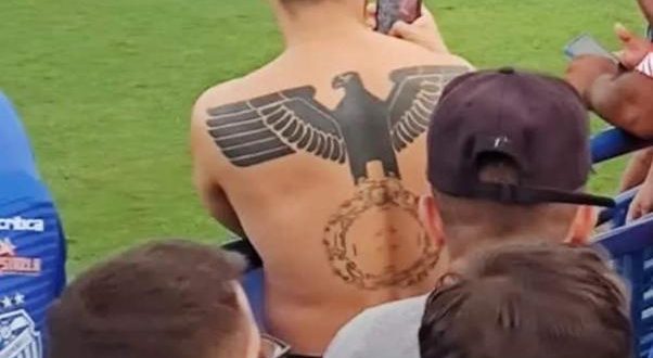 Homem é flagrado com tatuagem nazista em jogo; clube repudia