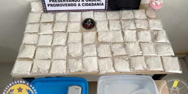 PM apreende quase meio quilo de cocaína no bairro da Pista, em Sena Madureira