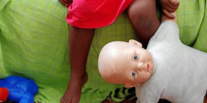 Criança é encontrada abraçada aos avós assassinados no interior do Ceará
