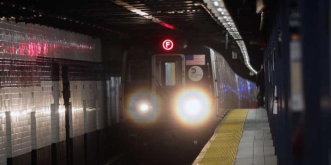 Ao menos 13 ficam feridos em ataque a tiros no metrô de Nova York,