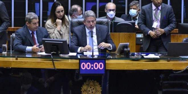 Aprovada urgência para projeto que regulamenta pesquisa clínica em seres humanos; acompanhe