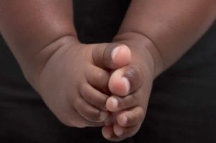 Bebê morre após envenenamento por álcool nos EUA. Pais foram detidos