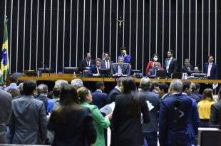 Câmara aprova texto-base de MP que prevê internet gratuita para alunos carentes da rede pública