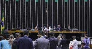 Câmara pode votar na terça-feira MP que cria benefício extra para Auxílio Brasil