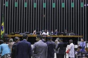 Câmara pode votar na terça-feira MP que cria benefício extra para Auxílio Brasil