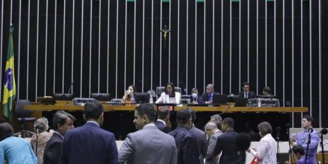 Câmara pode votar na terça-feira MP que cria benefício extra para Auxílio Brasil