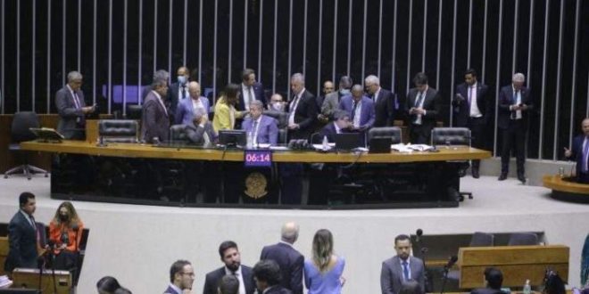 Câmara pode votar na terça-feira MP que cria programa de serviço voluntário nos municípios