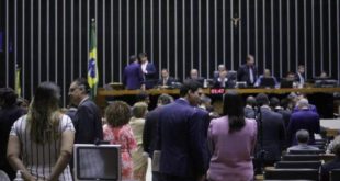 Câmara pode votar nesta quinta proposta que libera estados e municípios do investimento mínimo em educação