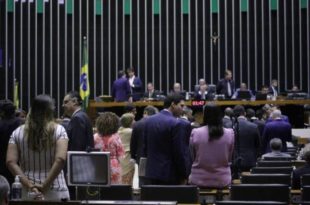Câmara pode votar nesta quinta proposta que libera estados e municípios do investimento mínimo em educação