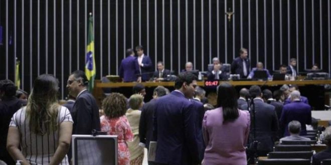Câmara pode votar nesta quinta proposta que libera estados e municípios do investimento mínimo em educação