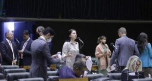 Câmara pode votar proposta que institui aumento extraordinário para Auxílio Brasil