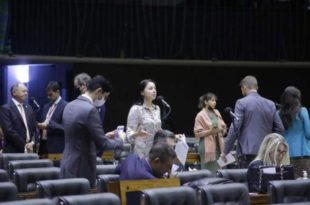 Câmara pode votar proposta que institui aumento extraordinário para Auxílio Brasil