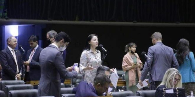 Câmara pode votar proposta que institui aumento extraordinário para Auxílio Brasil