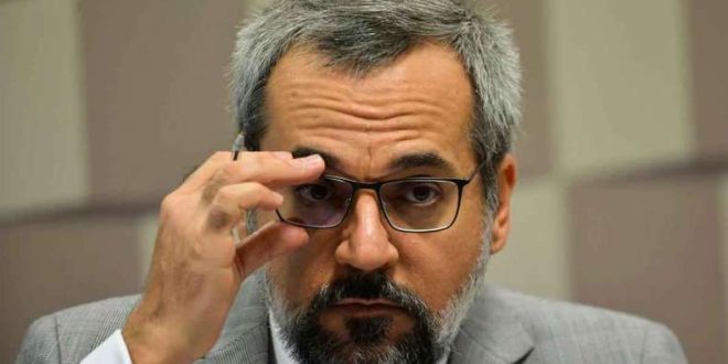 Comissão quer ouvir Weintraub sobre supostas irregularidades no FNDE