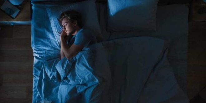 Dormir mal pode levar a um quadro de demência? Veja o que a ciência diz