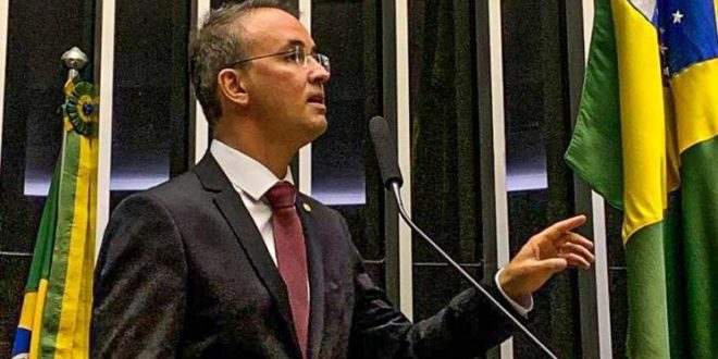 “É um desrespeito”, diz Leo de Brito sobre reajuste salarial de 5% anunciado por Bolsonaro