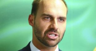 Eduardo Bolsonaro é criticado por debochar de tortura sofrida por jornalista