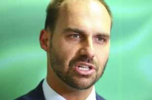 Eduardo Bolsonaro é criticado por debochar de tortura sofrida por jornalista