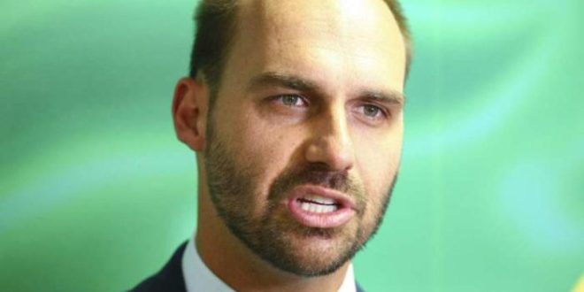 Eduardo Bolsonaro é criticado por debochar de tortura sofrida por jornalista