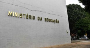 Faculdades vão ao MEC pedir credenciamento para oferecer curso superior a distância