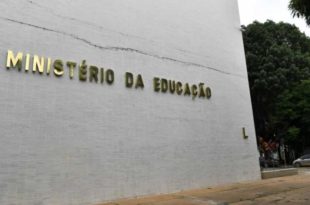 Faculdades vão ao MEC pedir credenciamento para oferecer curso superior a distância