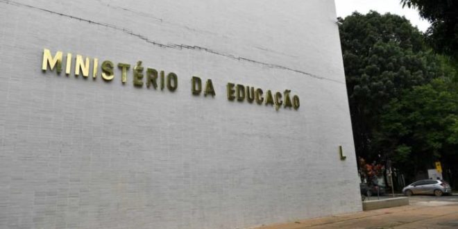 Faculdades vão ao MEC pedir credenciamento para oferecer curso superior a distância