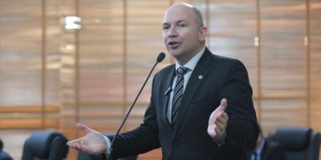 Gérlen Diniz implora fiscalização do MPE em Sena Madureira: "prefeito entregou a usina de asfalto do município para uma empresa particular"