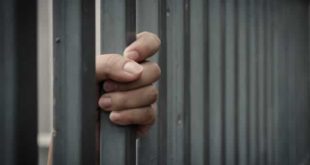 Homem mata pais "por ressentimento" e esconde corpos na varanda