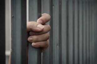 Homem mata pais "por ressentimento" e esconde corpos na varanda