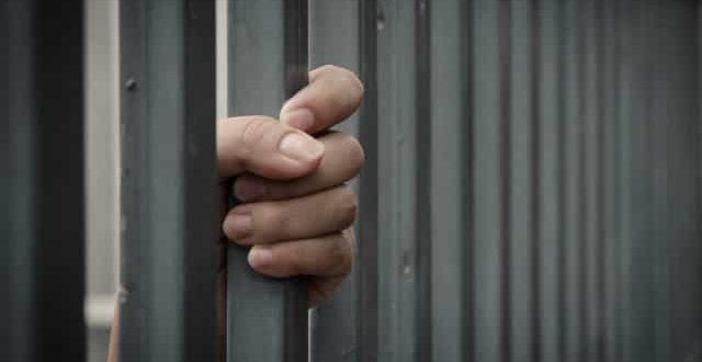 Homem mata pais "por ressentimento" e esconde corpos na varanda