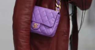 Influencers russas destroem bolsas Chanel em protesto à proibição da marca no país
