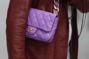 Influencers russas destroem bolsas Chanel em protesto à proibição da marca no país