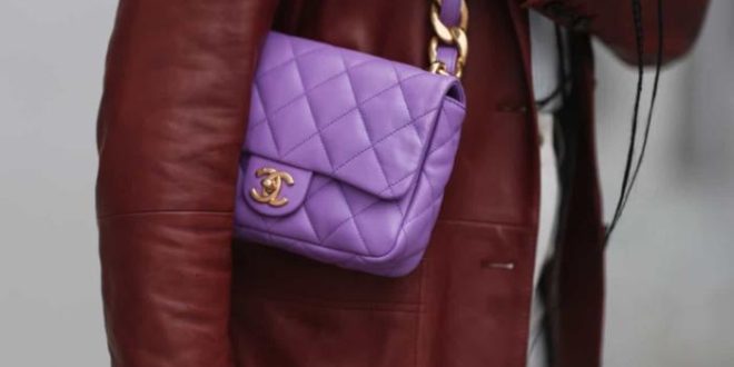 Influencers russas destroem bolsas Chanel em protesto à proibição da marca no país