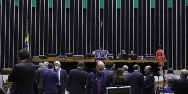 Plenário pode votar aumento extraordinário do Auxílio Brasil nesta quarta