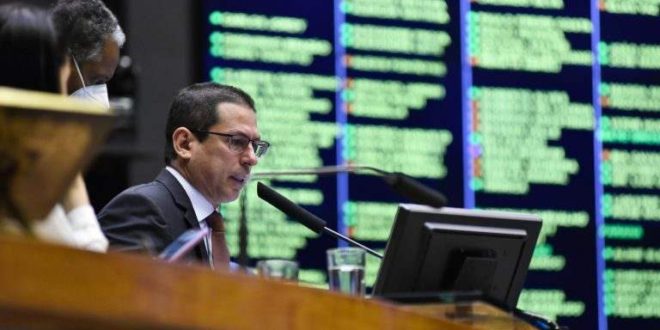 Plenário pode votar aumento extraordinário para o Auxílio Brasil