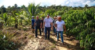 Leo de Brito entrega máquinas e implementos agrícolas para apoio à produção em Mâncio Lima