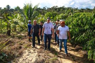 Leo de Brito entrega máquinas e implementos agrícolas para apoio à produção em Mâncio Lima