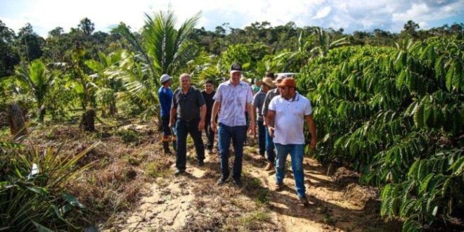 Leo de Brito entrega máquinas e implementos agrícolas para apoio à produção em Mâncio Lima