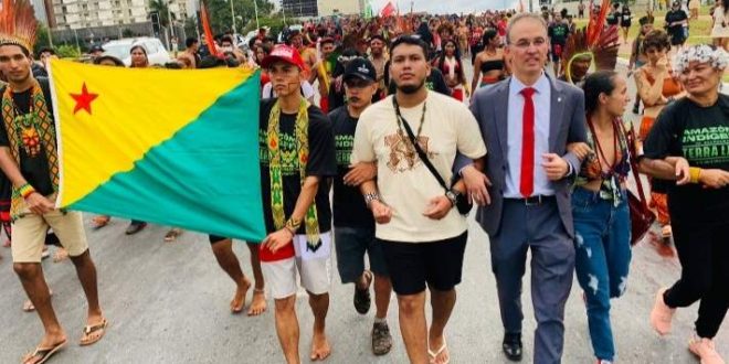 Leo de Brito participa de ato em defesa dos povos indígenas em Brasília