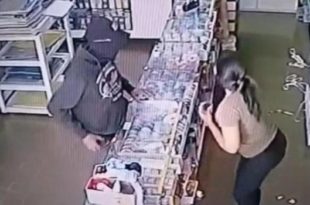 Vídeo: câmera de segurança capta momento exato que vendedora de loja perde sua vida de forma triste: “Ele não teve compaixão”