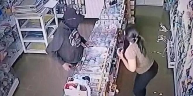 Vídeo: câmera de segurança capta momento exato que vendedora de loja perde sua vida de forma triste: “Ele não teve compaixão”