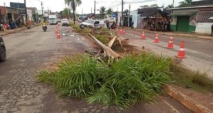 Viatura da PM se envolve em acidente e colide com palheiras e poste em Rio Branco