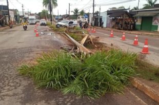 Viatura da PM se envolve em acidente e colide com palheiras e poste em Rio Branco
