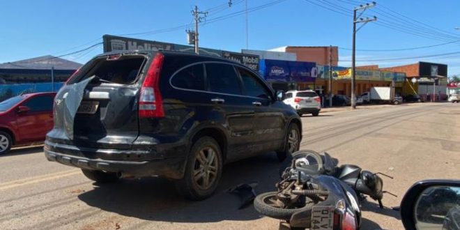 Acidente entre moto e carro deixa trânsito lento na Nações Unidas, em Rio Branco
