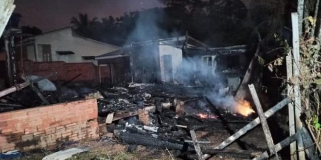 Homem queima corpo de ex-mulher e incendeia casa da vítima em Rio Branco