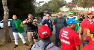 Policial armado ameaça manifestantes pró-Lula em MG. Veja o vídeo