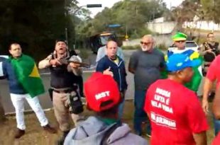 Policial armado ameaça manifestantes pró-Lula em MG. Veja o vídeo
