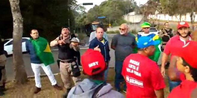 Policial armado ameaça manifestantes pró-Lula em MG. Veja o vídeo