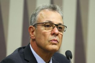 Ministro de Minas e Energia foi exonerado, porque não endossou projeto para beneficiar o bilionário “rei do gás”, Carlos Suarez